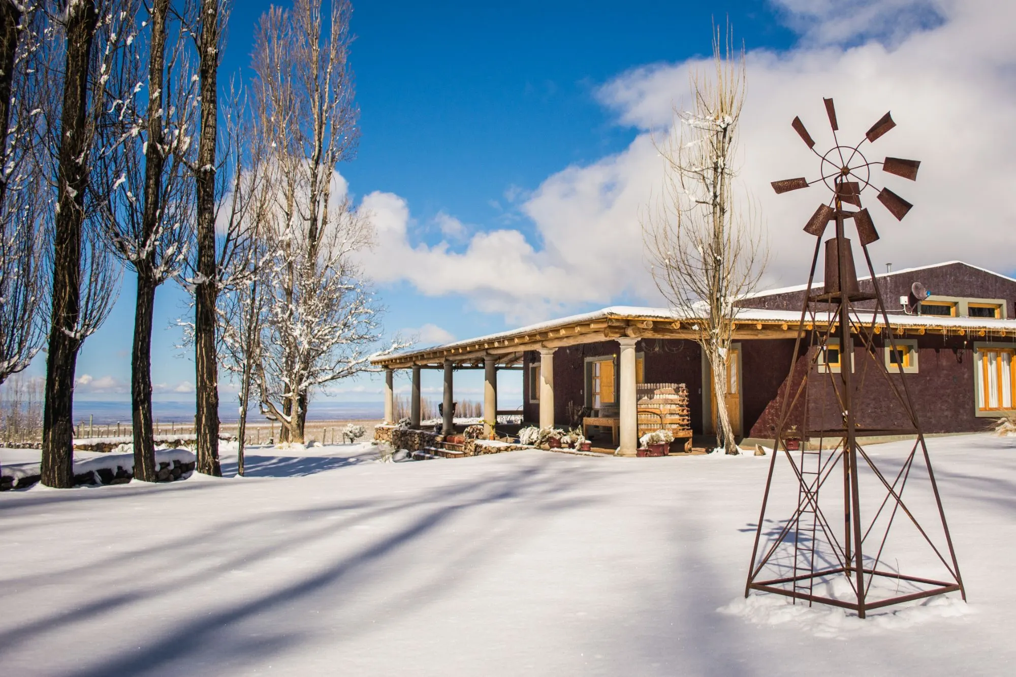 Maison de finca et éolienne sous la neige, Mendoza